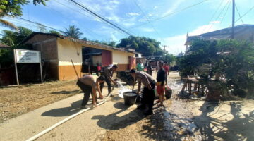 Polwan Turun ke Dapur Umum, Personel Samapta Distribusikan Air Bersih bagi Korban Banjir Bandang Dolok Batu Nanggar